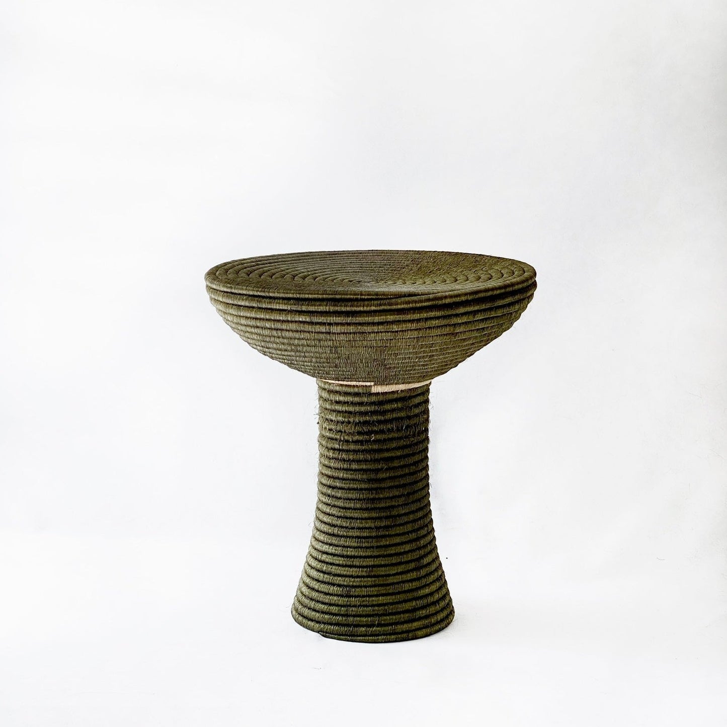 GUACAMAYAS OLIVA TABLE